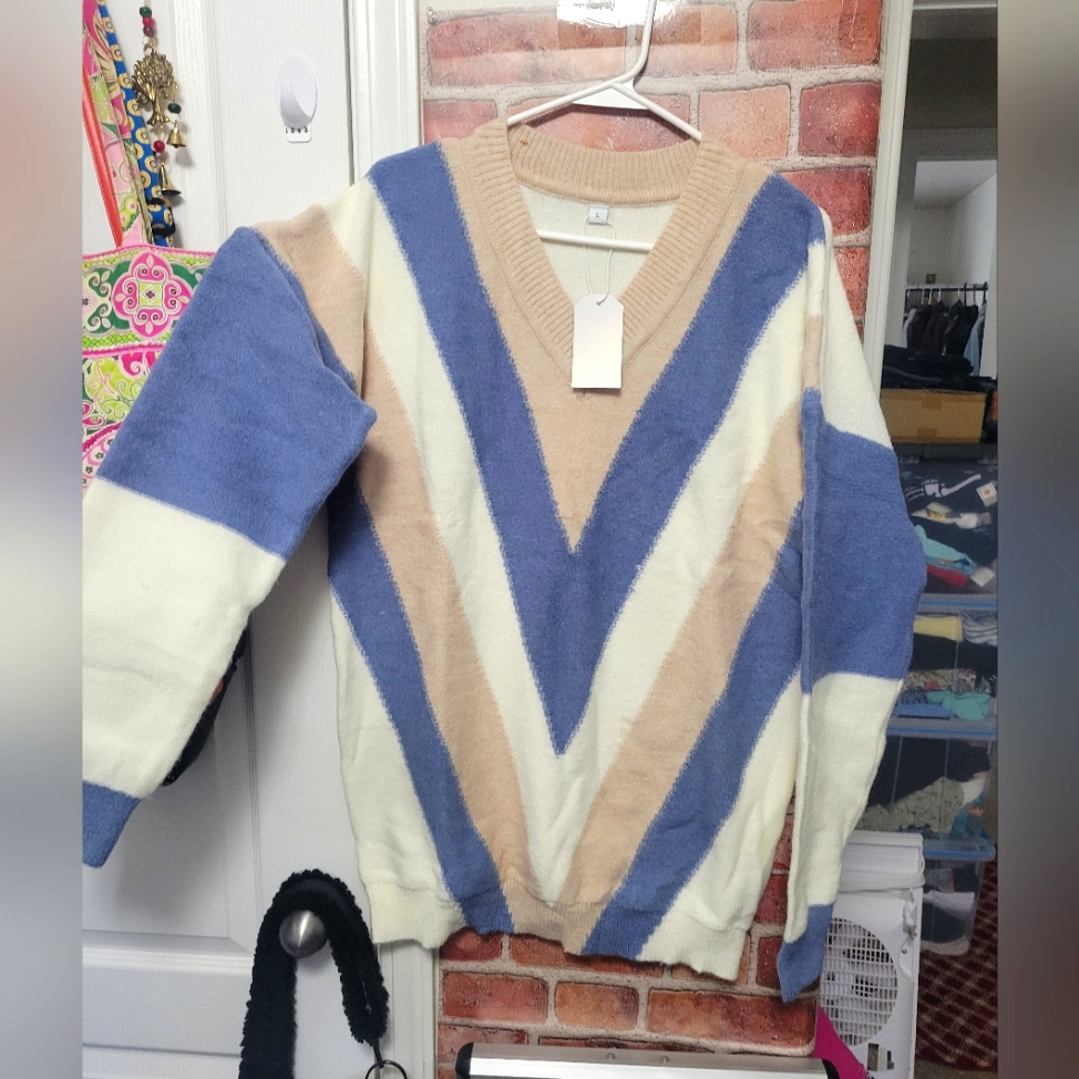Women's Size Large Super Soft Vneck Sweater. Chevron Style Pattern Nwt